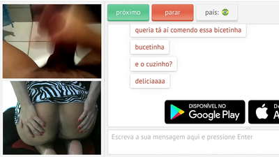 Гэр бүлтэй хүмүүс танихгүй хүмүүсийг гараараа биеэ барьж байхыг харах дуртай